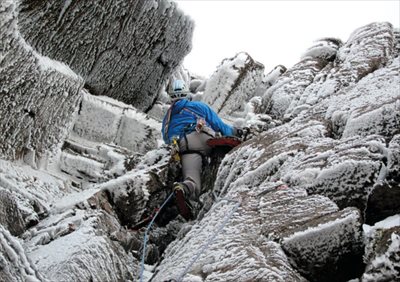 登山用の装備へのこだわり・英国のクライミングに対する美学が息づくMOUNTAIN EQUIPMENT　登山用の装備でクライミングを楽しむ人物の画像