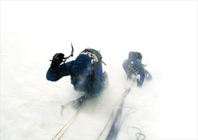 アルパインクライミングや雪山、高所登山を支え続ける質実剛健な登山用の装備　登山用の装備を身に付け、雪山に挑む人物の画像