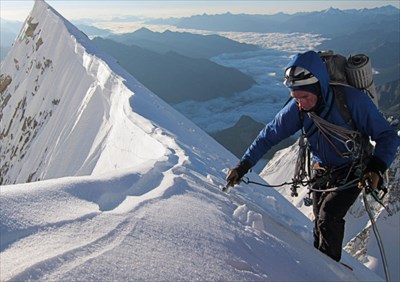 雪山登山やアルパインクライミングを支え続ける本物の登山用の装備 